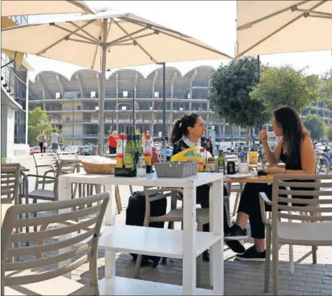  ??  ?? A LA ESPERA. Los hosteleros y propietari­os de locales de la zona contigua al nuevo Mestalla han recibido con satisfacci­ón la noticia.