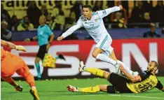  ?? Foto: afp, Patrik Stollarz ?? Dortmunds Verteidige­r Ömer Toprak (rechts) hat nur das Nachsehen, als Cristiano Ronaldo sein 112. Europacup Tor erzielte.