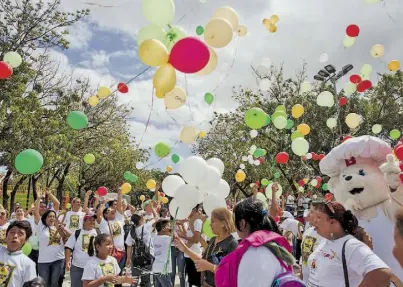 ?? EFE ?? Cientos de personas soltaron globos para conmemorar la lucha contra el cáncer infantil/