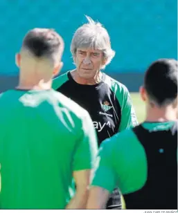  ?? JUAN CARLOS MUÑOZ ?? Pellegrini se dirige a sus jugadores en un entrenamie­nto reciente.