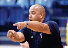  ?? JIM BECKEL/THE OKLAHOMAN ?? Ron Arthur coaches the Shawnee boys basketball team during a 2015 tournament in Shawnee.