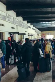  ??  ?? Migliaia di viaggiator­i sono rimasti ieri «ostaggi» della stazione, in attesa di treni che hanno subito ritardi fino a t ore