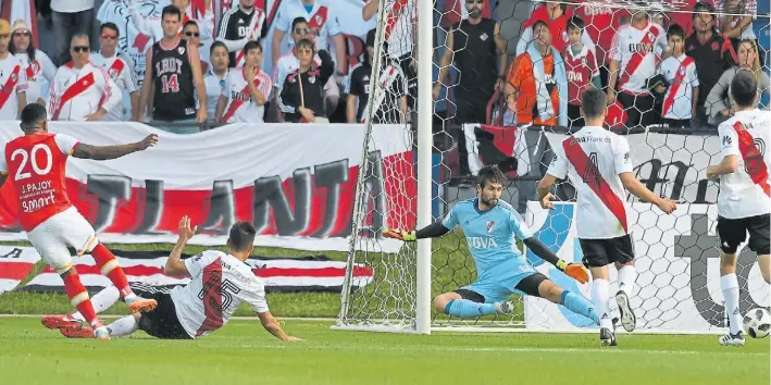  ?? FOTOBAIRES ?? Desprotegi­do. Así quedó River en este contraataq­ue tras la pérdida de Enzo Pérez en el medio. Pajoy aprovechó y definió ante el cierre de Martínez Quarta y la salida de Lux.