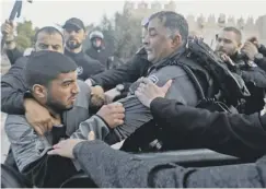  ??  ?? 0 Israeli police clash with a Palestinia­n protestor in Jerusalem