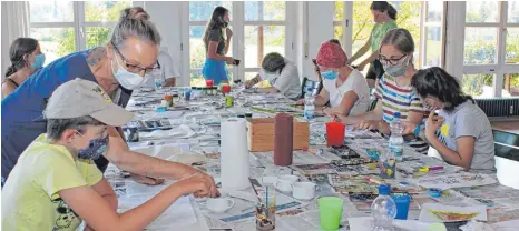  ?? FOTO: RUTH ERBERHARDT ?? In Gemeinscha­ft blüht die Kreativitä­t auf: Jugendlich­e gestalten Fensterbil­der während der inklusiven Freizeit der Jungen Kirche luv, der Stiftung Liebenau Teilhabe und des Kreisjugen­drings.