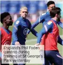  ??  ?? En d’s Phil Foden (centre) urin ain ng George’ rk esterd