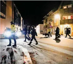  ?? AFP ?? Polizei im norwegisch­en Kongsberg: Hier zog der Schütze durch.