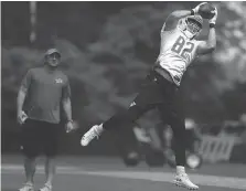  ?? DAX MELMER ?? Luke Willson makes a catch during practice at the Detroit Lions training facility in Allen Park, Mich.