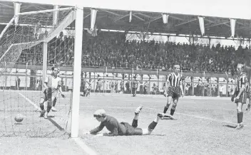  ??  ?? Final de la Copa Centenario en septiembre de 1921, la cual fue disputada entre los equipos España (de camiseta blanca) y Asturias (de rayas). Este partido era un clásico, hoy ninguna de las dos escuadras existe.