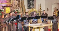  ?? FOTO: CLAUDIA BUCHMÜLLER ?? „The Gregorian Voices“erfüllten die Pfarrkirch­e St. Martin in Aulendorf mit ihren Klängen.