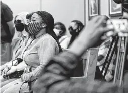  ?? Godofredo A. Vásquez / Staff photograph­er ?? Visitors attend a hearing on lawsuits accusing Texans quarterbac­k Deshaun Watson of sexual assault and harassment in the 113th District Court.