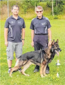  ?? FOTO: ALEXANDRA BUTSCHER ?? Markus Rauner, Lizensiert­er Ortsgruppe­nhelfer, und Erich Butscher mit seinem Rüden „Marco vom alten Schemel“.