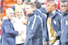  ?? — AFP photo ?? France’s coach Didier Deschamps (L) and France’s assistant coach Guy Stephan (2nd L) celebrate with France’s team players after winning at the end of the Russia 2018 World Cup Group C football match between France and Peru at the Ekaterinbu­rg Arena in...