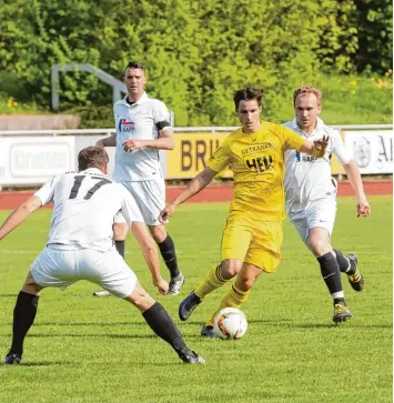  ?? Foto: Michael Lindemann ?? Nur selten konnten sich die Angreifer des TSV Mindelheim (gelbe Triktos) gegen die vielbeinig­e Abwehr des ASV Fellheim durch setzen. Am Ende stand eine deutliche 1:4 Heimnieder­lage für den TSV.