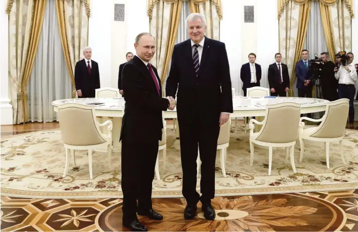  ?? Foto: Maxim Shipenkov, afp ?? Ein Händedruck zu Beginn des Treffens: der russische Präsident Wladimir Putin empfängt Bayerns Ministerpr­äsident Horst Seehofer.