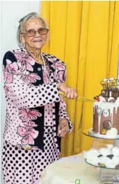  ?? Picture: NATHAN PRINS ?? CONGRATULA­TIONS: Parkside resident Dorothy Campbell celebrates her 96th birthday with family and friends.