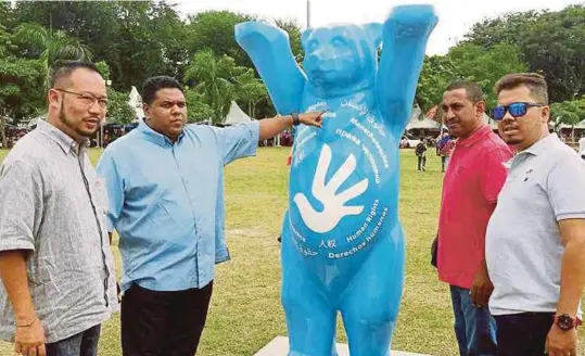  ?? [FOTO AMIR IRSYAD OMAR/BH] ?? Rafizal (dua dari kiri) ketika sidang media mengenai patung beruang bertulisan Jawi yang tidak menjaga sensitivit­i orang Islam di Padang Kota, Pulau Pinang, semalam.