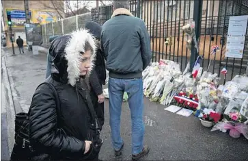  ?? Emilio Morenatti Associated Press ?? FLOWERS ARE LEFT at police headquarte­rs in Carcassonn­e, France, for Lt. Col. Arnaud Beltrame.