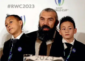  ?? PAUL CHILDS ?? The late Jonah Lomu’s sons Brayley and Dhryeille with French 2023 Rugby World Cup ambassador Sebastien Chabal.