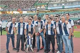  ?? (FACUNDO LUQUE) ?? Campeones para siempre. Una parte del plantel que hizo historia hace 20 años y que fue ovacionado en el Kempes por los hinchas.