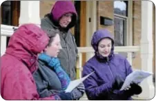  ??  ?? Volunteers map out search routes.