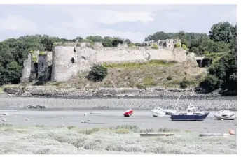  ??  ?? Le château du Guildo vu en été 2014 de l’Ouest (photo archives Th. Giordana).