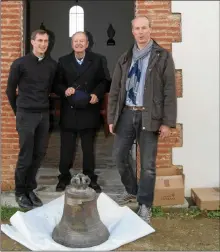  ??  ?? Père Benoit de Roeck, Jean Pedhelez et Philippe Pacreu avec la cloche