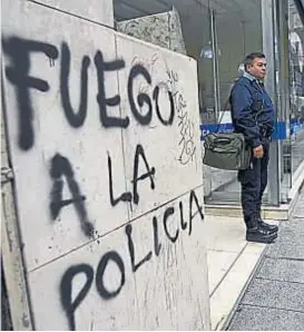  ?? (ANTONIO CARRIZO) ?? Una pintada realizada el lunes, en el Centro cordobés.