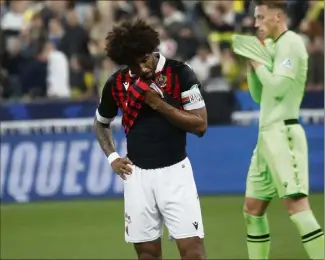  ?? (Photo Sébastien Botella) ?? « Désolé », c’est le message lancé par Dante aux supporters niçois.