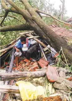  ?? ANI & AFP ?? Left: A man salvages items from his damaged house in Midnapore.