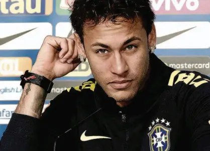  ?? Pedro Martins/Mowa Press ?? O atacante Neymar chora durante entrevista coletiva da seleção brasileira; jogador pediu para falar com a imprensa a fim de dar a sua palavra de que não tem problema com Cavani ou com o técnico Unai Emery