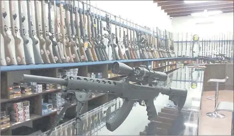  ??  ?? Exhibición de armas en una casa comercial local. La importació­n movió unos 70 millones de dólares en cinco años.