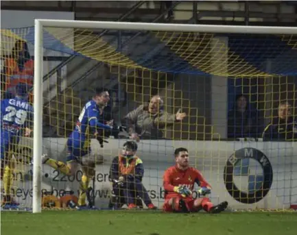  ?? FOTO GOYVAERTS ?? Daan Heymans heeft net gescoord voor Westerlo, Patrick Rakovsky ligt uitgeteld tegen de grond. De Liersedoel­man zou zich in ’t Kuipje maar liefst zes keer moeten omdraaien.