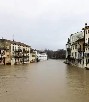  ?? Foto Sarappa) ?? Lo spettro del 2010 Volontari e tecnici al lavoro ieri e il fiume in piena in centro a Vicenza (