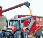  ??  ?? Die TF240 met sy 20 ton-vragvermoë is een van die gewildste opsies in AgriCAD se TF-tapkarreek­s. Die tapkarreek­s kom in verskeie groottes.