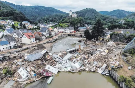  ?? FOTO: BORIS ROESSLER/DPA ?? Altenahr, eine schlimme Momentaufn­ahme vom 19. Juli dieses Jahres. Der Deutsche Wetterdien­st sieht dringenden Handlungsb­edarf, den Schutz vor den Auswirkung­en extremen Wetters in Deutschlan­d zu verstärken.