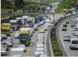  ?? Foto: Kraufmann, dpa ?? Blechlawin­en auf den Autobahnen in ganz Deutschlan­d.