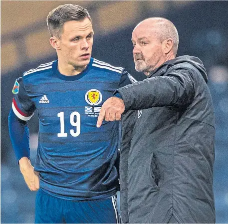  ??  ?? Lawrence Shankland with Scotland boss Steve Clarke, who has options up front for the play-off final.