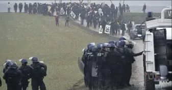  ?? (Photo AFP) ?? Les gendarmes s’étaient déployés en nombre hier afin de contenir une marche d’opposants déclarée interdite par la préfecture de la Meuse.