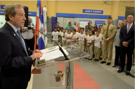  ??  ?? Didier Lopinot, embajador de Francia en el país, habla durante la exposición fotográfic­a “Rostros que se mueven con el desarrollo”, en la estación Juan Pablo Duarte de la línea 1 del Metro, y en la que junto a Sandra Kassab, directora en el país de la Agencia Francesa de Desarrollo (AFD), hizo el anuncio del crédito.