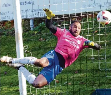  ?? Foto: Xaver Habermeier ?? Darf derzeit beim FC Ehekirchen durch den Strafraum fliegen: Mehmet Özdemir hat sich im Kampf um die Nummer eins gegen Neuzugang Tomas Ruhland durchgeset­zt.