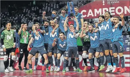  ?? FOTO: EFE ?? Euforia del campeón y desolación azulgrana
Movistar Inter alzó la Supercopa tras volver a ganar al Barça.