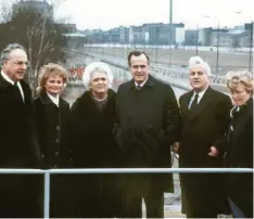  ?? Foto: Konrad Giehr, dpa ?? Vizepräsid­ent George Bush (4. von links) besuchte 1983 mit Kanzler Kohl und Bürgermeis­ter Weizsäcker samt Ehefrauen die Berliner Mauer.