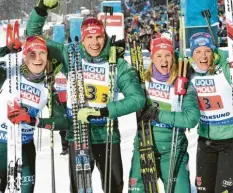  ?? Foto: dpa ?? Die deutsche Mixed-Staffel mit (v. l.) Benedikt Doll, Arnd Peiffer, Denise Herrmann und Vanessa Hinz jubelt im Ziel über Silber.