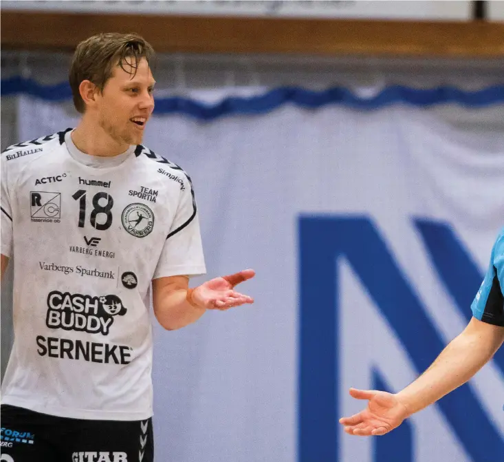  ??  ?? HALLÅ ELLER? HK Varbergs Jonathan Lindberg var inte överens med domaren i den andra kvalmatche­n som hemmalaget Karlskrona vann.
