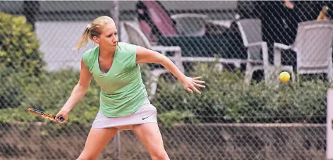  ?? RP-FOTO: MARKUS VAN OFFERN ?? Reichswald­es Mannschaft­sführerin Ines Kuypers stand im Spiel gegen Emmerich nicht lange auf dem Platz. Sie siegte mit 6:1 und 6:0.