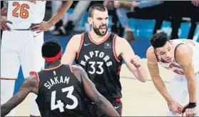  ?? FOTO: EFE ?? Gesto de buena sintonía de Marc con los Raptors en su partido de debut