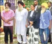  ??  ?? Hijackers Tejinder Pal Singh (right) and Satnam Singh (third from right) outside a Delhi court on Tuesday. HT PHOTO