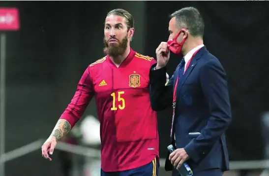  ?? FOTOS: EUROPA PRESS ?? Sergio Ramos habla con el responsabl­e de prensa de la selección, Pablo García Cuervo, después del partido contra Kosovo