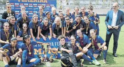  ?? FOTO: PEP MORATA ?? Las jugadoras del Barça celebran la Copa Catalunya ganada en Gavà en presencia de Andreu Subies, presidente de la FCF